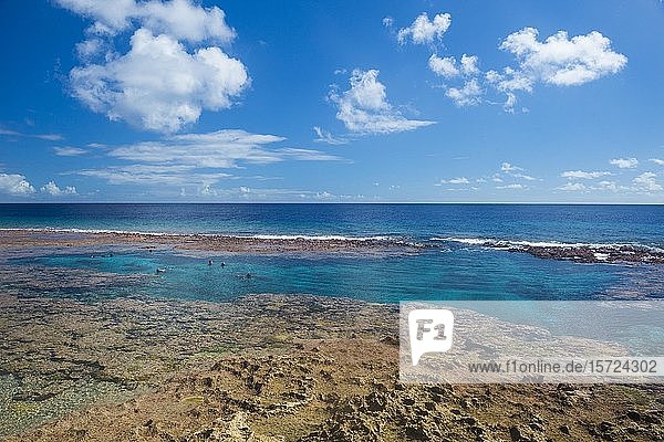 Touristen schwimmen in den Limu Gezeitenbecken Südpazifik Niue Ozeanien