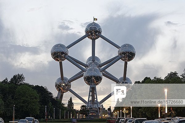 Beleuchtetes Atomium  Abenddämmerung  Brüssel  Flandern  Belgien  Europa