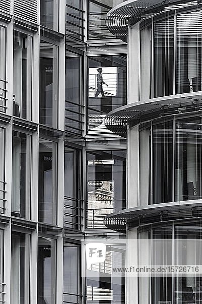 Moderne Architektur mit Glasfenstern  Mann geht in einem Korridor  Paul-Löbe-Haus  Berlin  Deutschland  Europa