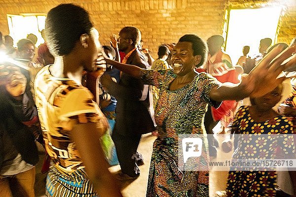 Tanzende Frau in der Menge  Ruhengeri  Ruanda  Afrika