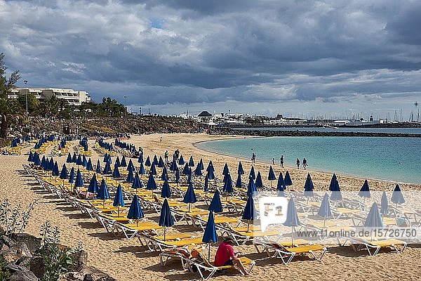 Strand in Playa Blanca  Sonnenliegen und Sonnenschirme  Nebensaison  Lanzarote  Kanarische Inseln  Spanien  Europa