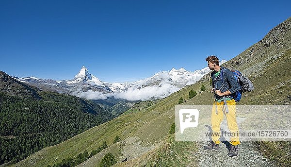 Wanderer auf dem 5-Seen-Wanderweg  im Rücken das schneebedeckte Matterhorn  Zermatt  Wallis  Schweiz  Europa