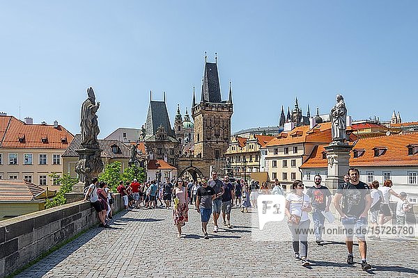 Viele Touristen gehen über die Karlsbrücke  den Brückenturm der Kleinseite und die Prager Burg  Prag  Böhmen  Tschechische Republik  Europa