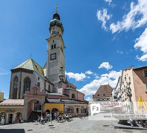 Marktplatz und Pfarrkirche St. Nikolaus  Hall in Tirol  Tirol  Österreich  Europa