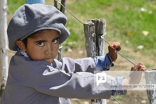 Junge mit typischer Mütze schaut verdächtig  Junín de los Andes  Provinz Neuquén  Argentinien  Südamerika