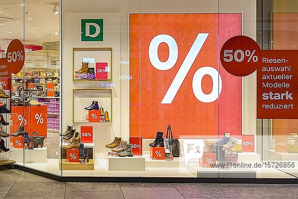 Schaufenster mit großem Prozentzeichen  Schuhgeschäft  Mall of Switzerland  Ebikon  Schweiz  Europa