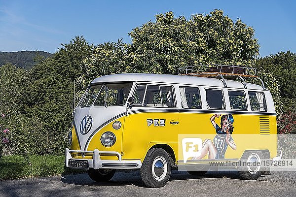 Oldtimer VW T1  Bulli  Baujahr 1967  mit PEZ-Werbung  Österreich  Europa