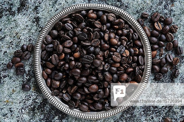 Geröstete Kaffeebohnen in einer Schale  Indien  Asien