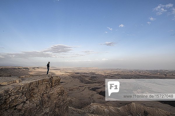 Tourist steht auf einem Felsen im Maktesh-Ramon-Krater  Israel  Asien