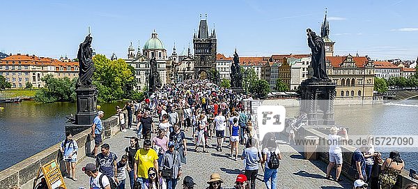 Menschenmenge auf der Karlsbrücke  Karl?v most  hinter der Kirche des Heiligen Kreuzes mit dem Altstädter Brückenturm  Prag  Böhmen  Tschechische Republik  Europa