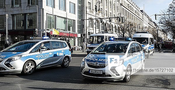 Polizeiwagen am Rande der Demonstration  Klimastreik  Fridays for Future  Berlin  Deutschland  Europa