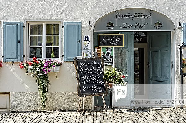 Eingang zur Gastwirtschaft mit Speisekarte und Blumenschmuck Gasthof zur Post Altstadt Hilpoltstein Mittelfranken Franken Bayern Deutschland Europa