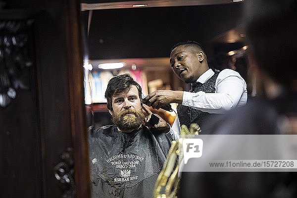 Friseur schneidet Haare  traditionelles Friseurgeschäft  Mr Cobbs  Kapstadt  Südafrika  Afrika