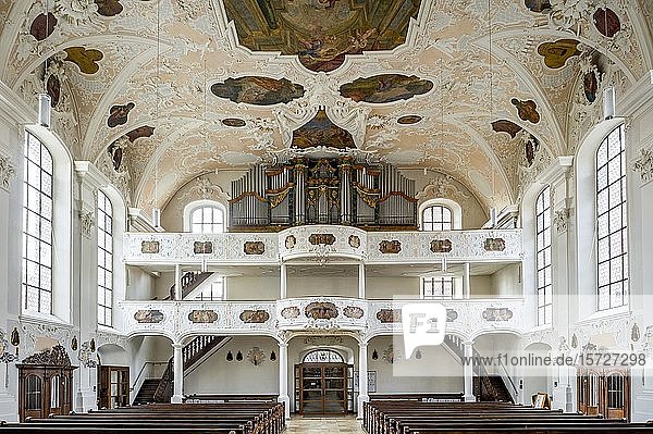 Barockes Langhaus mit Orgelempore Spiegelgewölbe mit Deckenfresken Stadtpfarrkirche St. Johannes der Täufer Altstadt Hilpoltstein Mittelfranken Franken Bayern Deutschland Europa