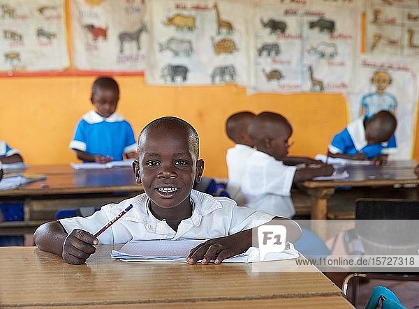 Schüler an der Schulbank in der Vorschule im Klassenzimmer Mirisa-Academy Nakuru Kenia Afrika