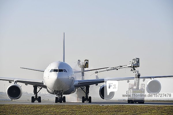 Enteisung  Lufthansa Airbus  A340-600  Neue Lackierung  Flughafen München  Oberbayern  Bayern  Deutschland  Europa
