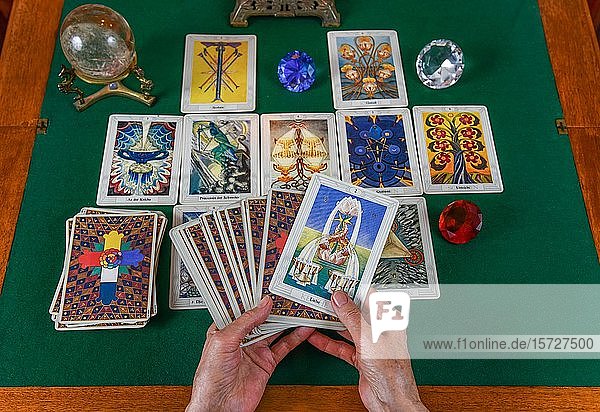 Tarotkarten  alte Frau beim Kartenlegen  Zukunft vorhersagen  Deutschland  Europa