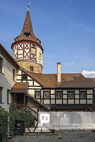 Gotischer Fachwerkturm und Tor zum Schlosshof  Jagdschloss Ratibor  Altstadt  Roth  Mittelfranken  Franken  Bayern  Deutschland  Europa