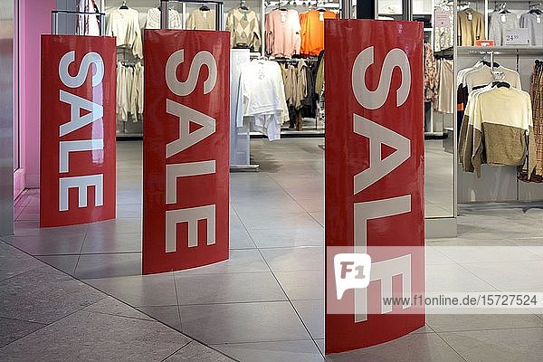 Verkauf  Schilder Verkauf vor Bekleidungsgeschäft  Mall of Switzerland  Ebikon  Schweiz  Europa