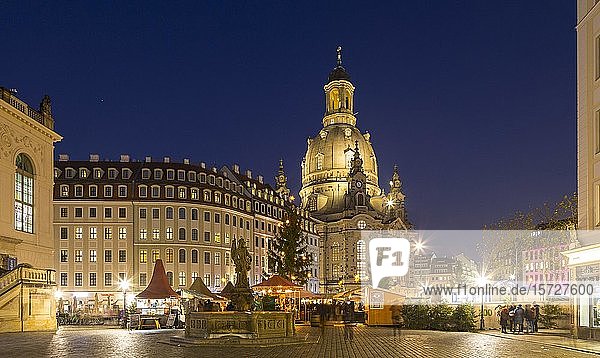 Advent on the Neumarkt  Christmas market in front of the Church of Our Lady  from the Jüdenhof  Peace Fountain  Dresden  Saxony  Germany  Europe