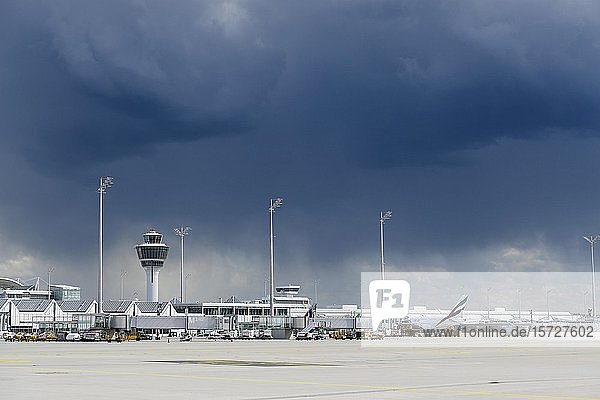 Regenwolke über Flughafen  Terminal 1  Flughafen München  Oberbayern  Bayern  Deutschland  Europa