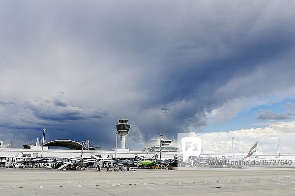Sturmfront über Flughafen  Terminal 1  Flughafen München  Oberbayern  Bayern  Deutschland  Europa