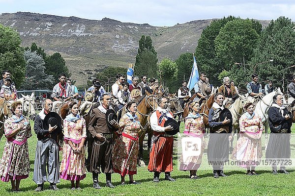 Tanzgruppe und Reiter singen die Nationalhymne bei der Eröffnungsfeier  Fiesta Nacional del Puestero  Junín de los Andes  Provinz Neuquén  Argentinien  Südamerika