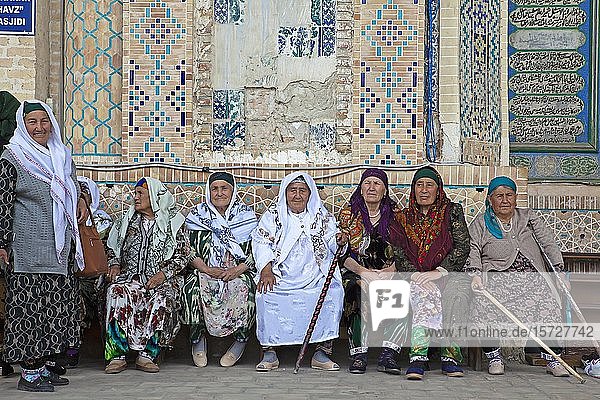 Besucher in traditioneller traditioneller traditioneller traditioneller traditioneller traditioneller traditioneller traditioneller traditioneller traditioneller Tracht am Iwan der Bolo Hovuz Moschee  Buchara  Provinz Buxoro  Usbekistan  Asien