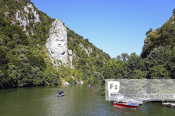 Statue des Dakerkönigs Decebalus an den Ufern der Donau  Dubova  Naturpark Eisernes Tor  Rumänien  Europa