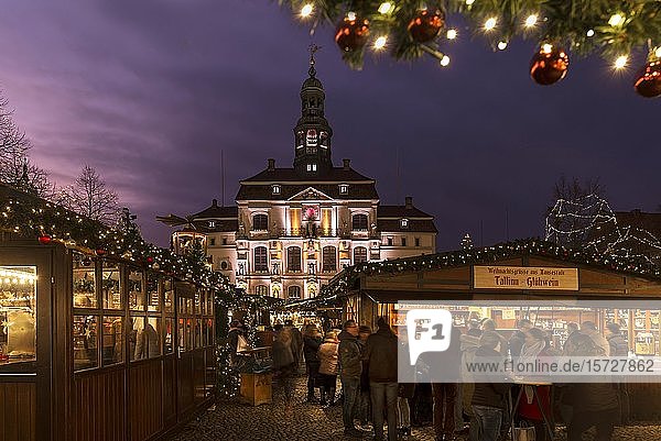 Weihnachtsmarkt mit Beleuchtung am Rathaus in der Abenddämmerung  Lüneburg  Niedersachsen  Deutschland  Europa