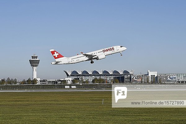 Swiss LX 1100 Startbahn Süd mit Tower Flughafen München Oberbayern Bayern Deutschland Europa
