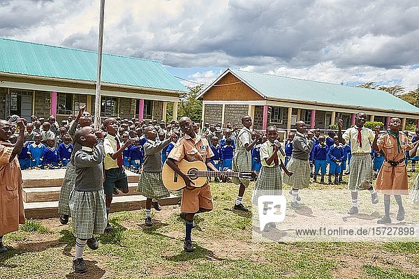 Schülerinnen und Schüler bei der Verabschiedung am letzten Tag Mirisa-Academy Nakuru Kenia Afrika