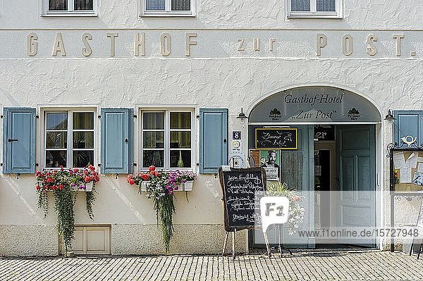 Eingang zur Gaststätte mit Speisekarte und Blumenschmuck  Gasthof zur Post  Altstadt  Hilpoltstein  Mittelfranken  Franken  Bayern  Deutschland  Europa
