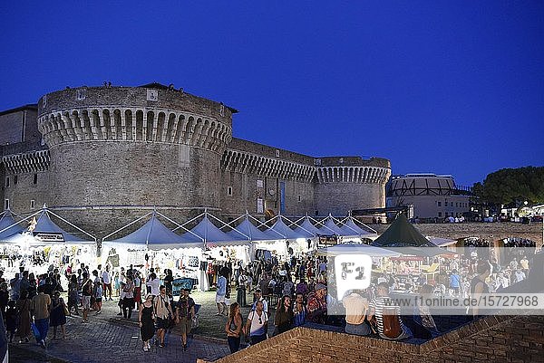 Verkaufsstände bei Nacht Summer Jamboree Rock'n'Roll Festival Festungsanlage Rocca Roveresca di Senigallia Senigallia Provinz Ancona Marken Italien Europa