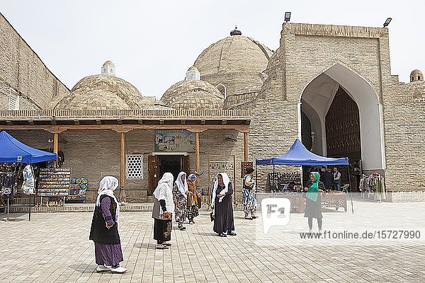 Frauen in traditioneller Tracht am Eingang zum Kuppelbasar  Altstadt von Buchara  Provinz Buxoro  Usbekistan  Asien