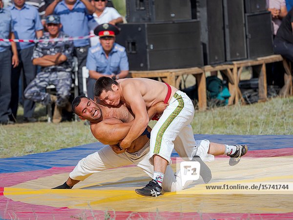 Kuresh  traditional Kyrgyz wrestling. Folk and Sport festival on the Suusamyr plain commemorating Mr Koshomkul  a sportsman and folk hero of the last century. Asia  central Asia  Kyrgyzstan.