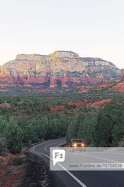 Geländefahrzeug fährt durch Sedona  Arizona  Vereinigte Staaten