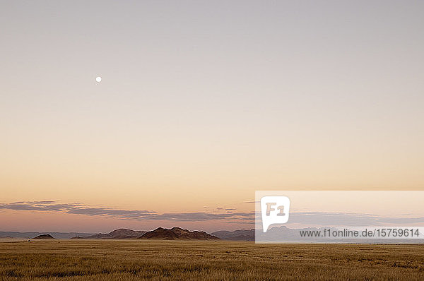 Sonnenuntergang über dem Kulala-Wildnisreservat  Namib-Wüste  Namibia