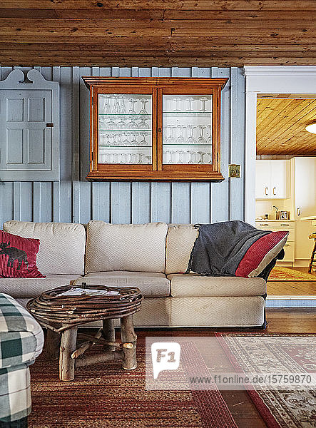 Das Wohnzimmer in einem Ferienhaus oder einer Hütte.
