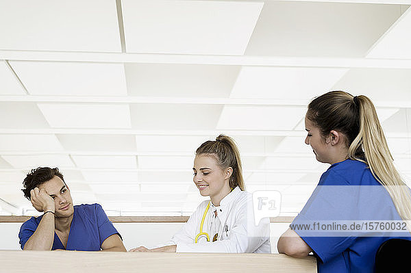 Arzt und Krankenschwestern sprechen auf dem Flur im Krankenhaus