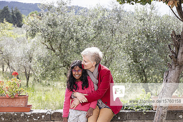 Ältere Frau mit Enkelin  Olivenbäume im Hintergrund  Florenz  Italien