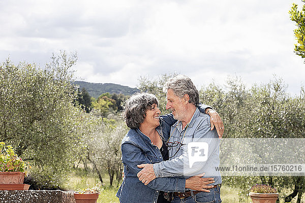 Porträt eines älteren Ehepaares  Olivenbäume im Hintergrund  Florenz  Italien