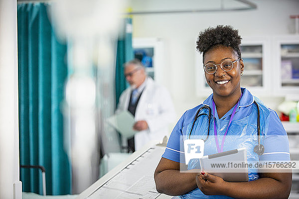 Porträt einer selbstbewussten Krankenschwester mit digitalem Tablet im Krankenhaus