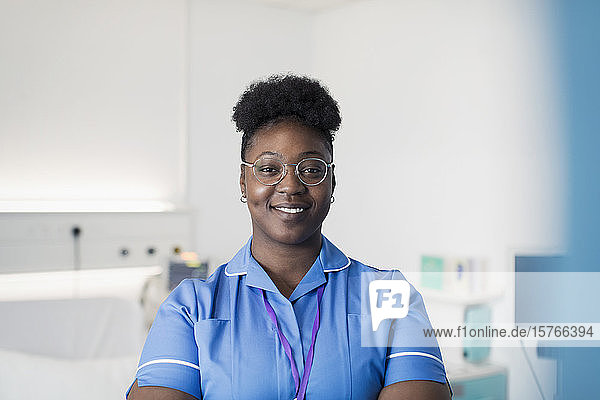 Porträt einer selbstbewussten  lächelnden Krankenschwester im Krankenhaus