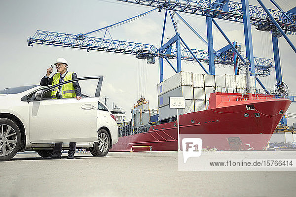 Dockmanager benutzt Walkie-Talkie außerhalb des Fahrzeugs auf der Werft