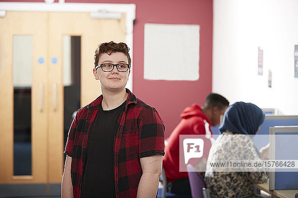 Porträt selbstbewusster  ehrgeiziger junger Student in der Bibliothek