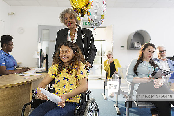 Porträt lächelndes Mädchen Patientin im Rollstuhl in der Klinik