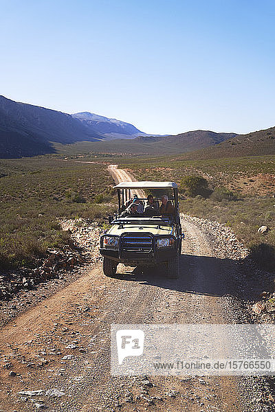 Safari im Geländewagen auf einer sonnigen  abgelegenen Straße in Südafrika