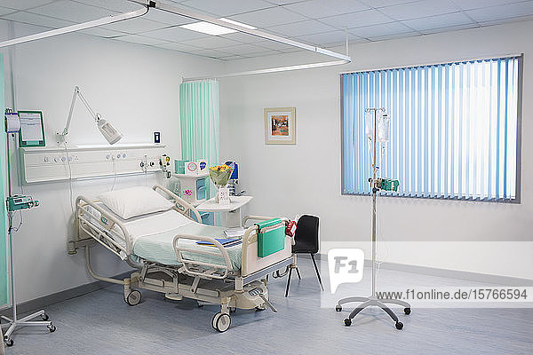 Krankenhausbett  Infusionstropf und medizinische Geräte in einem leeren Krankenhauszimmer