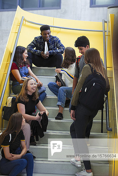 Schüler der Junior High hängen auf der Treppe herum